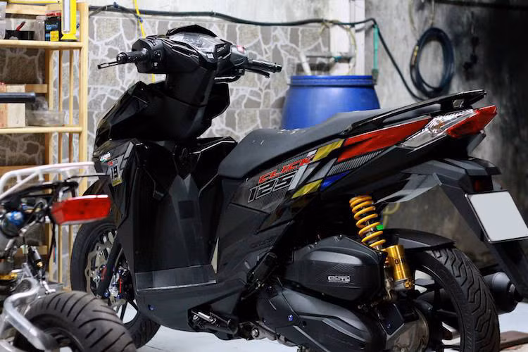 Nằm cùng phân khúc với chiếc Honda Air Blade 125 tại Việt Nam, tuy nhiên mẫu xe tay ga Honda Click 125 nhập khẩu Thái Lan được những người yêu xe ưa chuộng hơn. Đặc biệt tại Sài Gòn và các tỉnh thành lân cận, phong trào chơi Click 125i phát triển rất rầm rộ với các hội nhóm, CLB đông đảo thành viên.