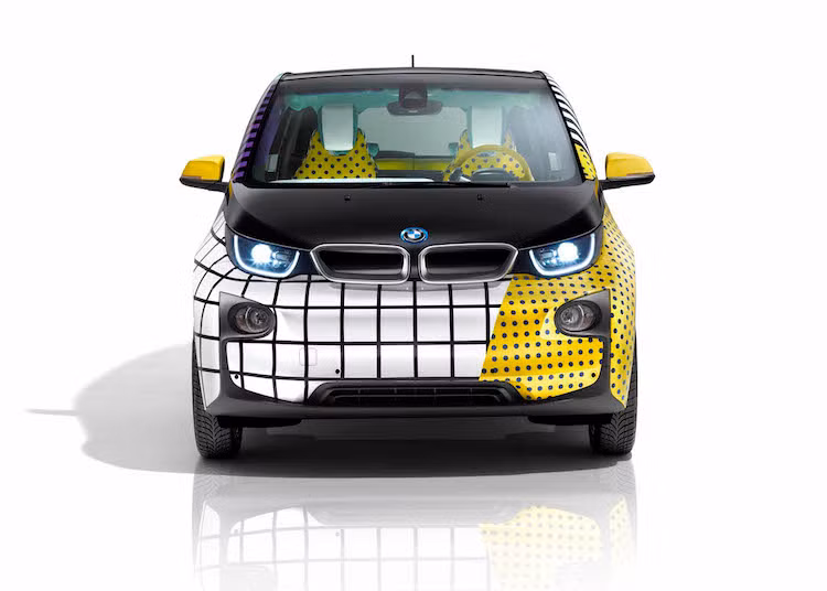 BMW i3 sử dụng động cơ điện sản sinh công suất tối đa 170 mã lực và mô-men xoắn cực đại 250 Nm. Xe có thể tăng tốc từ 0-60 km/h trong thời gian 3,7 giây, trong đó chiếc xe cần 7,2 giây để có thể tăng tốc từ 0-100 km/h. Mỗi lần sạc đầy BMW i3 có thể hoàn thành quãng đường dài 190 km.