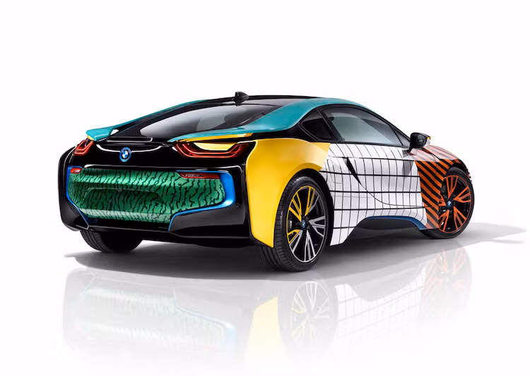 Bên cạnh thân xe và nội thất, cặp đôi i3 và i8 này không có sự thay đổi về thông số kỹ thuật so với phiên bản thường. Trong đó, chiếc i8 cao cấp hơn được trang bị động cơ 1.3l tăng áp 3 xi-lanh tăng áp 231 mã lực nằm giữa, cùng với mô-tơ điện 131 mã lực ở bánh trước. 2 động cơ có thể khiến i8 chỉ mất 4,4 giây để đạt 100 km/h trước khi tới tốc độ tối đa 250 km/h một cách dễ dàng, trong khi vẫn chỉ có mức tiêu thụ 2,1l/100 km.