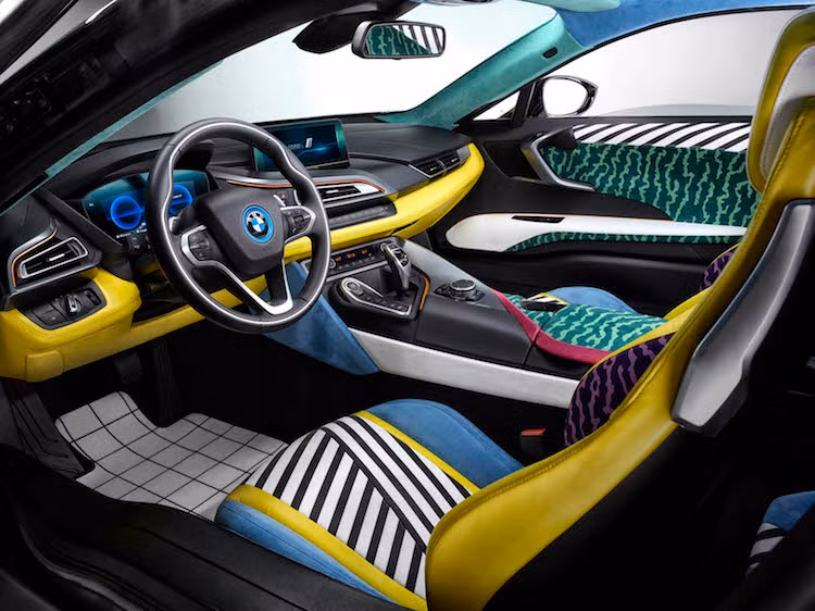 Không chỉ được trang trí bên ngoài, nội thất của cả 2 chiếc i3 và i8 cũng cực "dị" với những mảng màu tương tự. Thậm chí khi kết hợp với những đường nét đầy tính tương lai của các chi tiết bên trong nội thất, những họa tiết và mảng màu trang trí này còn gây ấn tượng mạnh mẽ về thị giác hơn nữa.