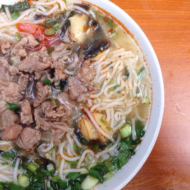 Thịt bò và ốc đồng: Gây khó tiêu, trướng bụng.