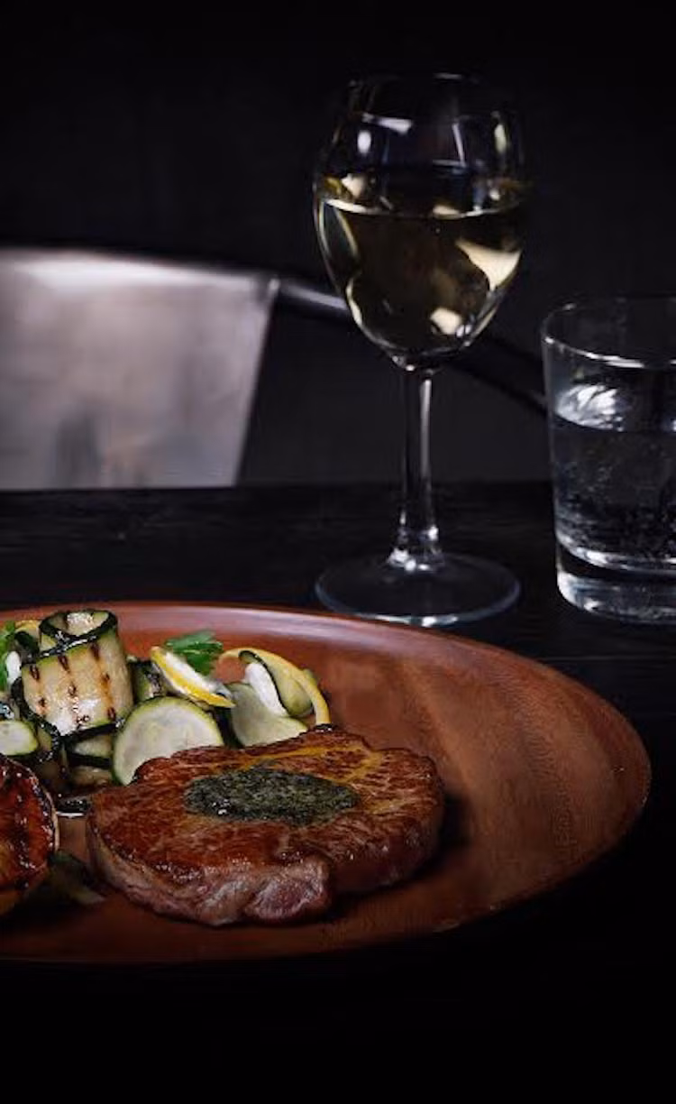 Thịt bò và rượu vang trắng: Cả 2 đều tính hỏa, dễ dẫn tới nhiệt miệng và viêm chân răng.