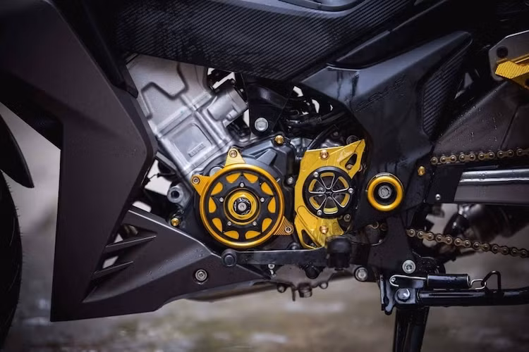 Khối động cơ DOHC xi-lanh đơn 150 cc của mẫu xe côn tay Honda Winner với công suất 16 mã lực cũng đã được trang trí lại với ốp bảo vệ máy và mang cá nhôm CNC có màu vàng kim loại nổi bật. Sức mạnh của động cơ truyền xuống bánh sau thông qua bộ nhông sên đĩa cỡ lớn.