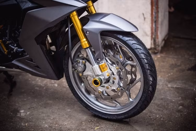 Ở phía trước, chủ xe đã thay cho Winner mâm Asio và đi kèm lốp Michelin Pilot Street bản 100/70/17. Đặc biệt, hệ thống phanh trước đã được nâng cấp lên phanh đĩa kép với cặp đĩa Galfer lòng nhôm CNC đi kèm heo Brembo 2 pis đối xứng logo lớn. Phuộc trước ống lồng cũng đã được thay bằng phuộc USD cứng cáp hơn.