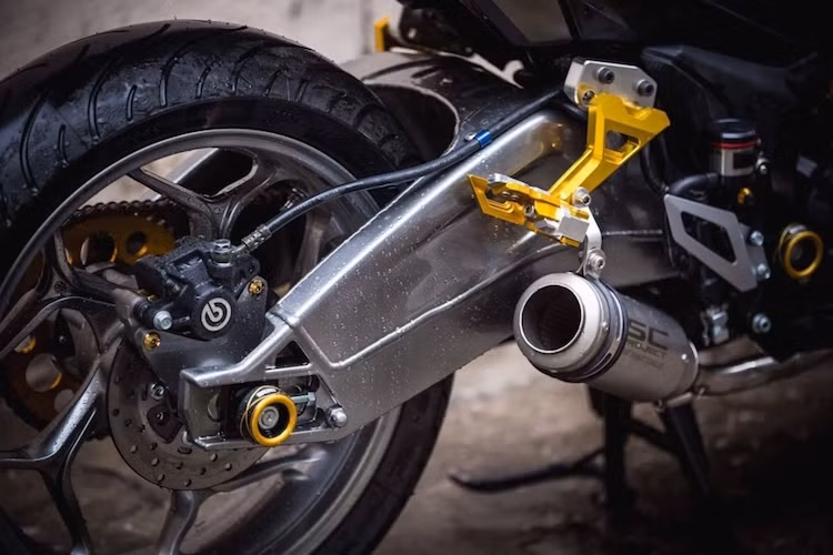 Cây pô SC Project lon ngắn giúp cho tiếng nổ động cơ to và uy lực hơn. Điểm nhấn đặc biệt nhất của bản độ này là gắp sau từ siêu môtô BMW S1000RR đi kèm với mâm Asio bản lớn 4,5 inch và lốp Michelin 160/60/17. Tương tự như phanh trước, phanh sau cũng được nâng cấp với heo Brembo.