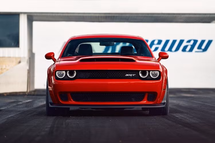 So với Hellcat, Challenger Demon không có nhiều thay đổi thiết kế ở phần đầu, ngoại trừ nắp ca-pô với khe hút gió lớn hơn. Có tên gọi Air Grabber, khe hút gió này được đặt tên theo một tùy chọn trên những chiếc Challenger cổ và giúp làm mát động cơ một cách hiệu quả ở mọi điều kiện. Nằm bên cạnh các đèn pha vẫn là những họng hút gió bao quanh bởi đèn LED ban ngày, bên dưới là cản trước thể thao.