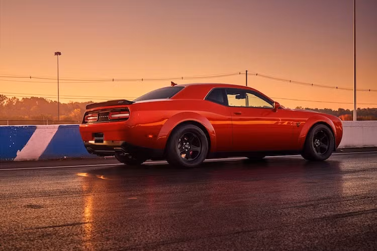 Trong khi đó, phần đuôi của Challenger Demon không có sự thay đổi so với Hellcat hiện tại với cánh đuôi dạng nẹp trên nắp khoang hành lý. Ngoài những thay đổi ngoại thất, chiếc xe đã có trọng lượng giảm tới 90,7 kg so với Hellcat nhờ có các chi tiết trọng lượng nhẹ như bộ heo phanh bằng hợp kim nhôm, giảm các bó dây điện.