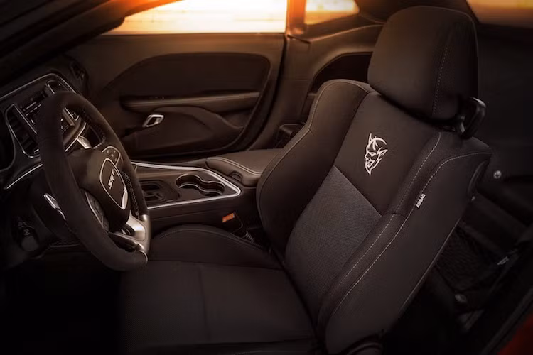 Tuy nhiên, trọng lượng nhẹ mà Challenger Demon có được đa phần nhờ vào việc cắt giảm các chi tiết trong nội thất. So với Challenger Hellcat, Dodge đã bỏ đi toàn bộ 3 ghế hành khách của xe, đồng thời bỏ nốt dàn âm thanh 16 loa, lốp dự phòng và lắp những tấm cách âm mỏng hơn.