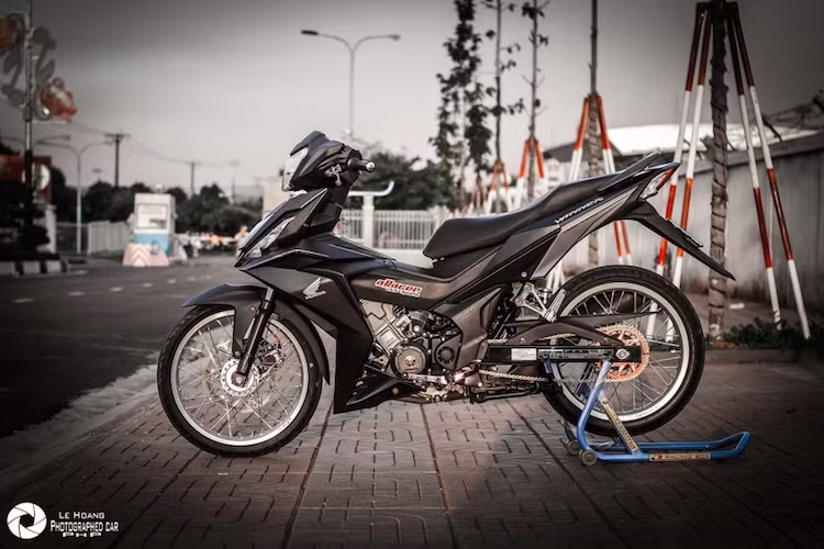 Chỉ có "dàn chân" bánh căm cùng một số phụ tùng trang trí nhỏ, nhưng chiếc xe côn tay Honda Winner 150 tại Việt Nam đã toát lên sức hấp dẫn khó cưỡng từ vẻ đẹp đơn giản của mình.