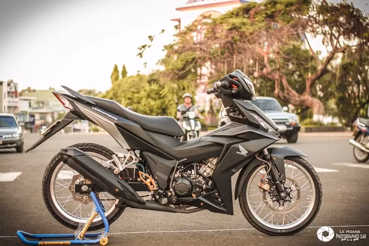 Kể từ khi xuất hiện lần đầu tại Việt Nam từ cách đây khoảng 1 năm, Honda Winner 150 đã ngày càng được dân chơi xe ưa chuộng và có nhiều bản độ đẹp mắt. Bên cạnh những bản độ Winner "khủng" với loạt phụ tùng đắt giá hay "dàn chân" xe phân khối lớn, có không ít người chơi xe chỉ "dọn nhẹ" chiếc xe để giữ lại nét đẹp nguyên bản.