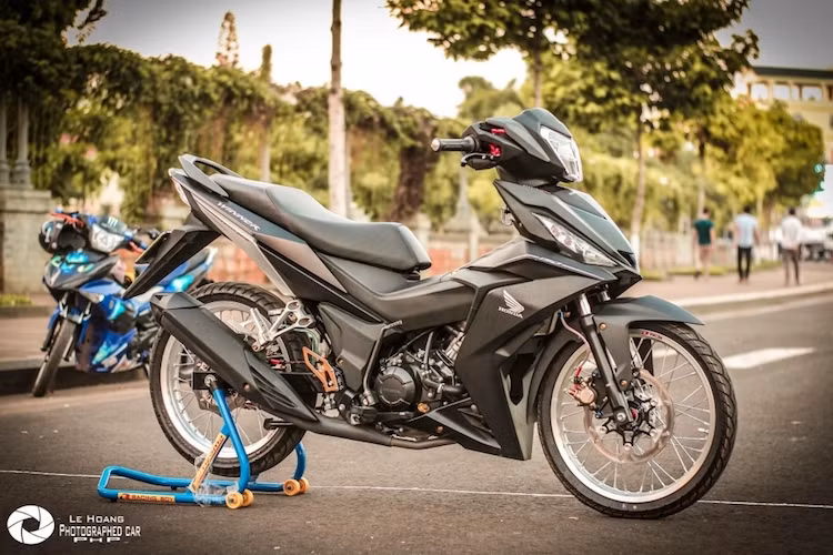 Đã hài lòng với kiểu dáng nguyên bản của Winner, một người chơi xe tại miền Nam đã "dọn nhẹ" lại mẫu xe côn tay của Honda chỉ với một số phụ tùng và phụ kiện trang trí đơn giản. Tuy nhiên khi nhìn tổng thể, chiếc xe vẫn gây được ấn tượng với dân chơi xe bởi vẻ giản dị của mình.