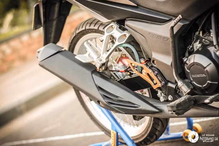 Không chỉ có động cơ nguyên bản, ngay cả ống xả "zin" của Winner cũng được chủ xe giữ nguyên. Ngay cả những người chơi xe cũng phải thật để ý mới có thể phát hiện ra ốp bảo vệ pen đạp của chiếc xe đã được thay bằng loại CNC, cùng với chắn bùn sau gọn hơn so với Winner nguyên bản. Toàn bộ chiếc xe được chủ nhân đổi sang màu xám mờ mạnh mẽ.