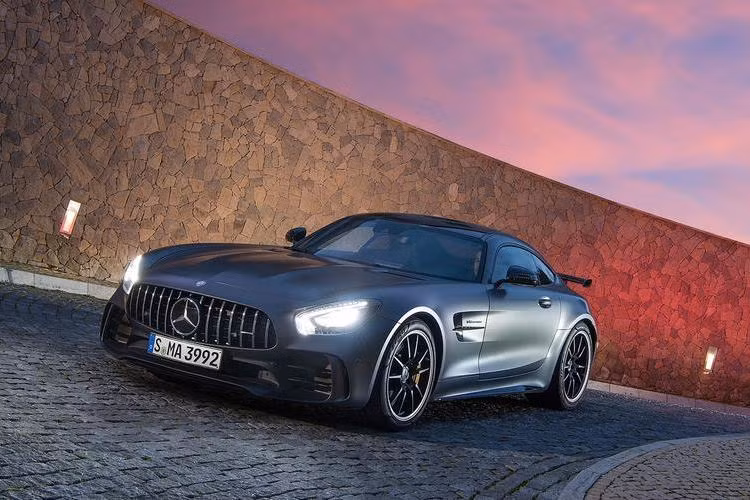 Không chỉ có nước sơn bề mặt nhám mờ đặc biệt, AMG GT R còn gây ấn tượng ngay từ cái nhìn đầu tiên bởi vẻ "dữ dằn" hơn rất nhiều so với những chiếc AMG GT thường. Chiếc xe đã được trang bị bộ bodykit hoàn toàn mới, lấy cảm hứng từ chiếc xe đua AMG GT3 và lưới tản nhiệt nan dọc theo phong cách xe đua Mercedes trong thập niên 50 với tên gọi Panamericana.