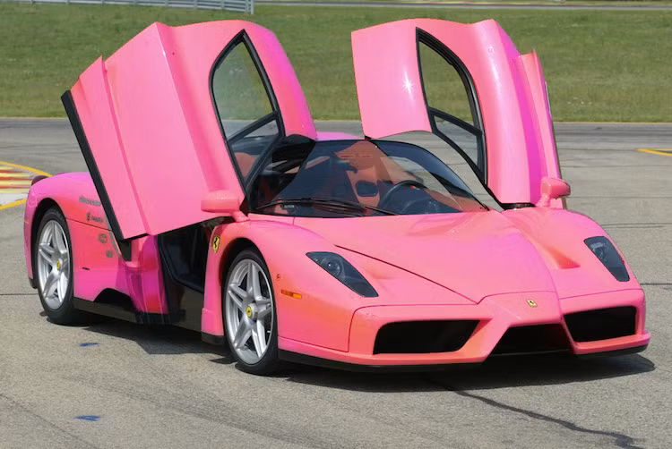 Trong những năm gần đây, nhờ có sự "nở rộ" của những chương trình cá nhân hóa từ các hãng xe và nhu cầu muốn sở hữu "hàng độc", nhiều "đại gia" đã không tiếc tiền để sơn những chiếc siêu xe và xe siêu sang của mình với mọi thể loại màu sắc khác nhau. Tuy nhiên nếu như muốn có một chiếc siêu xe Ferrari màu hồng, khách hàng sẽ không thể mua từ Ferrari dù có "tiền tấn".