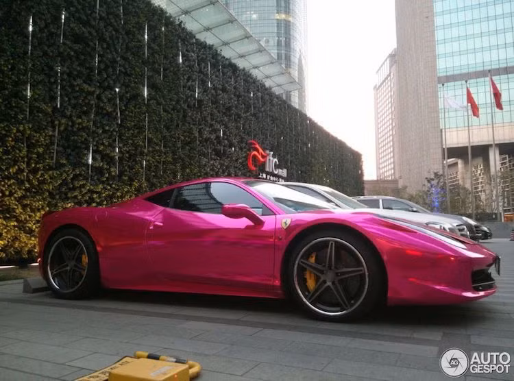 Ferrari là một hãng siêu xe rất bảo thủ và "khó tính" trong việc giữ gìn hình ảnh thương hiệu của mình. Trước đây, hãng cũng đã từng yêu cầu những chủ xe Ferrari "độ hết bài" hoặc "thửa riêng" thân xe mới không được gắn logo "ngựa chồm" nổi tiếng lên chiếc xe của mình, dù chúng vốn cũng là những chiếc xe Ferrari chính hãng.