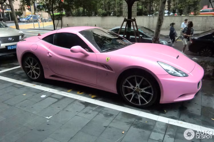 Do Ferrari không bán xe với màu hồng nên để có được một chiếc siêu xe Ferrari với màu hồng, khách hàng sẽ buộc phải nhờ tới các dịch vụ dán xe toàn thân hoặc sơn lại ở các cửa hàng khác không trực thuộc Ferrari. Tuy nhiên việc này sẽ khiến chiếc xe bị mất giá nghiêm trọng do không được sơn bởi chính hãng.