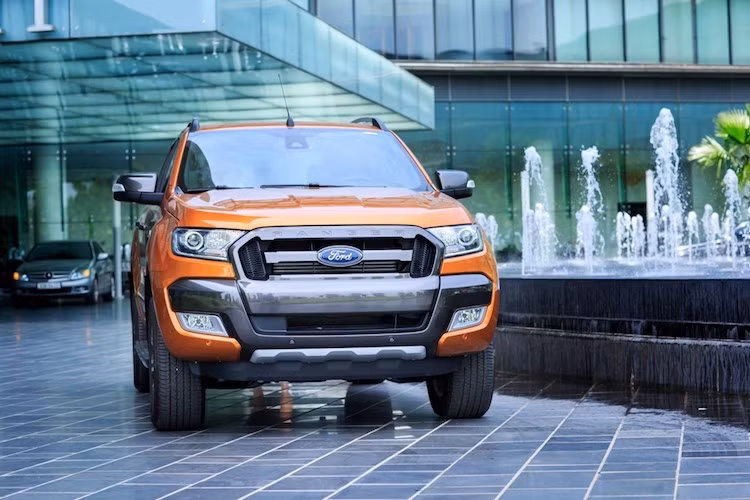 Ford Việt Nam cung cấp 6 phiên bản Ranger mới từ XL đến Wildtrak, với các hệ truyền động một cầu và hai cầu, hộp số tự động và hộp số sàn 6 cấp và hai lựa chọn động cơ diesel 2.2L và 3.2L với mức giá từ 619 triệu đồng đến 918 triệu đồng (đã bao gồm thuế VAT).
