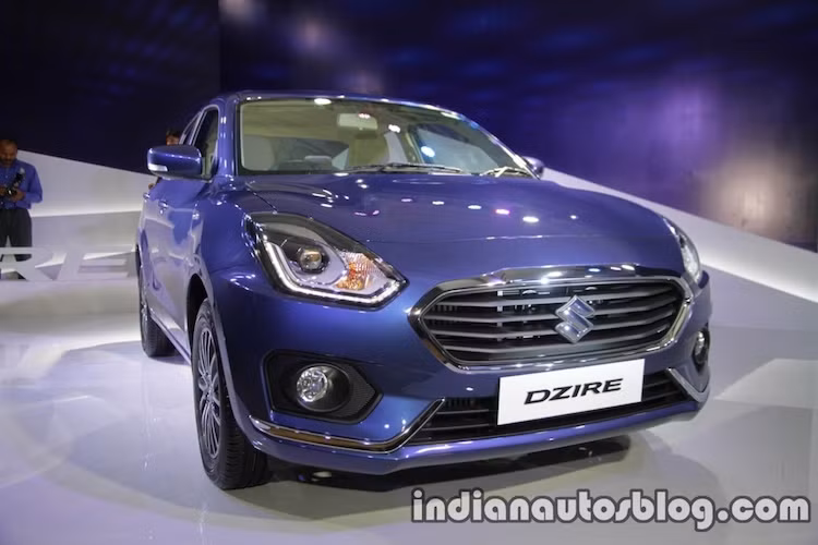 Điểm chung của Dzire và Swift nằm ở cụm đèn pha phía trước với hình dáng vuốt về phía sau, được trang bị đèn pha dạng thấu kính projector và đèn LED ban ngày. Ở phía trước xe được trang bị lưới tản nhiệt lục giác lớn với 5 nan ngang, cùng với viền lưới và các nẹp mạ chrome sang trọng trên cản trước.