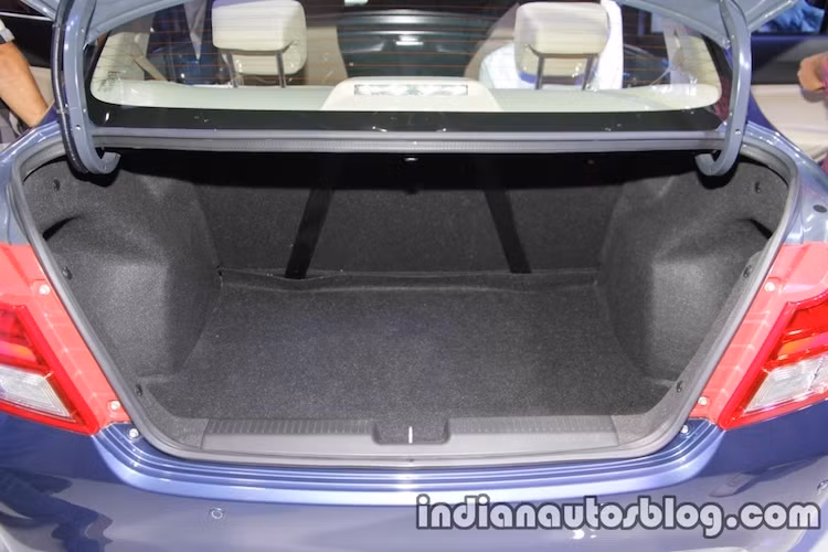 Thể tích khoang hành lý của chiếc xe là 376 lít. Tuy nhiên, cũng giống như Ciaz, hàng ghế sau của xe không có khả năng gập lưng, gây khó khăn cho người dùng khi có nhu cầu chở một số hành lý dài.