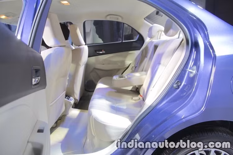 Các ghế ngồi trong xe được bọc kết hợp giữa vải và da giả. Dù nằm trong phân khúc giá rẻ nhưng Dzire vẫn được trang bị cửa gió điều hòa độc lập cho hành khách ngồi hàng ghế sau. Chiếc xe có nội thất 2 tông màu và các chi tiết ốp giả gỗ trông khá sang trọng. So với thế hệ Swift Dzire trước, Dzire mới có khoảng vai cho hàng ghế sau lớn hơn 30 mm.