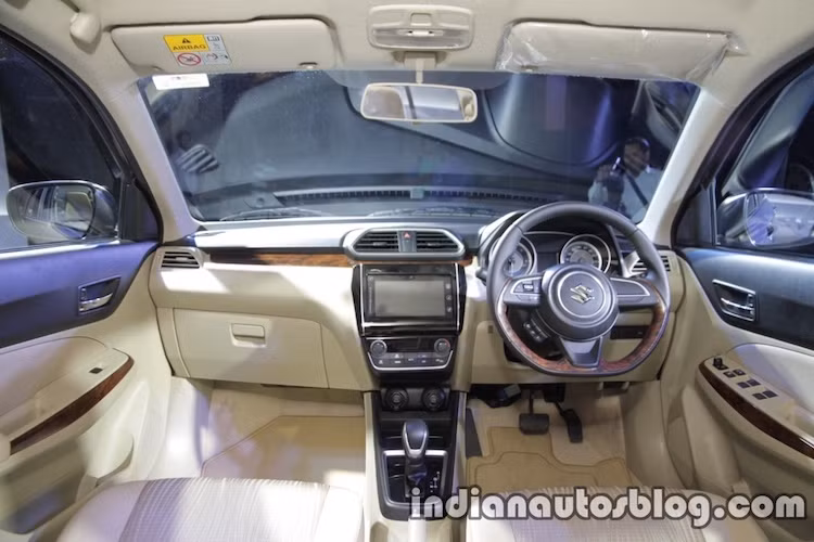 Ở bên trong, dù có cách bố trí các chi tiết tương tự nhưng nội thất của Dzire đã được thiết kế khác biệt gần như hoàn toàn Swift, với điểm chung chỉ là vô-lăng 3 chấu. Nằm trên bảng điều khiển trung tâm của xe là hệ thống thông tin giải trí Smartplay với màn hình cảm ứng 7 inch và tích hợp đầy đủ các kết nối smartphone như Android Auto, Apple Carplay và MirrorLink.