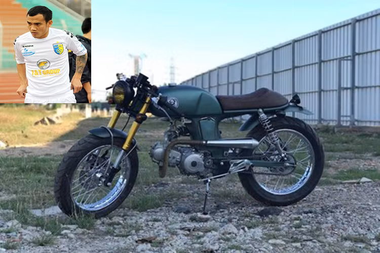 Sau những giờ phút "cháy hết mình" trên sân cỏ trong màu áo của đội Hanoi T&amp;T, hậu vệ Nguyễn Đại Đồng còn có niềm đam mê khá lớn đối với những mẫu môtô độ. Để thỏa mãn niềm đam mê này của bản thân, mới đây chàng cầu thủ xứ Thanh đã đặt xưởng độ Tự Thanh Đa tại Sài Gòn một bản độ Honda 67 Cafe Racer (hay Honda SS50) cực "chất".