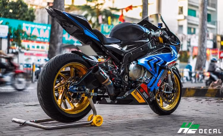 Với cây pô Austin Racing full system lon ngắn, động cơ 999 cc 4 xi-lanh với công suất 200 mã lực của S1000RR đã có âm thanh ấn tượng hơn. Hệ thống phanh sau được nâng cấp bắt đầu từ pen đạp Brembo Rossi treo trên dàn để chân Lightech R và heo Brembo Billet đối xứng ở phía sau. Bánh sau của xe cũng sử dụng mâm Marchesini Genesi M7RS, đi kèm với lốp Michelin Pilot Road 4.