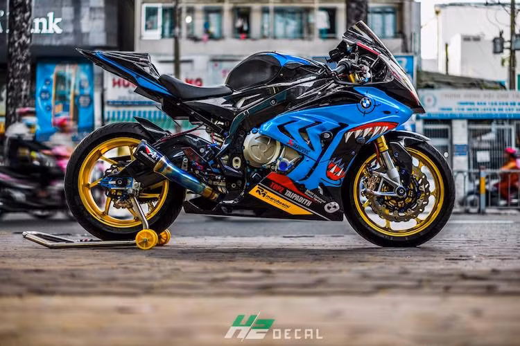 Dù vốn đã là một chiếc xe "hàng khủng" nhưng siêu môtô BMW S1000RR vẫn được rất nhiều biker tại Việt Nam "chi đậm" để nâng cấp với những phụ tùng "hàng khủng". Mới đây nhất, một người chơi xe miền Nam cũng đã trang bị cho chiếc xe một loạt những món đồ chơi "hàng hiệu", khiến mẫu superbike này càng trở nên đẳng cấp hơn.