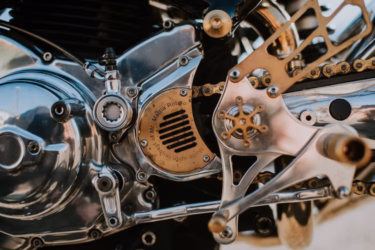 Khối động cơ nguyên bản của Monster S2R là quá đủ cho bản độ cafe racer của Customcreations. khi nó được coi là "xe kiểng" Ở trên "mang cá" chắn nhông của chiếc xe, xưởng độ đã đặt điểm nhấn cuối cùng cho bản độ: một tấm đồng CNC được khắc tên của vị khách hàng đã đặt hàng chiếc xe.