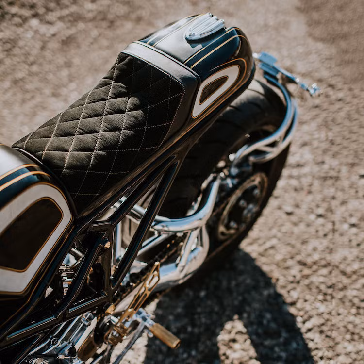 Theo đúng phong cách cafe racer, chiếc Monster S2R này đã được trang bị yên solo bọc da kết hợp với alcantara chần chỉ vân con thoi cổ điển từ AT Upholstery, phía sau là phần "gò" đặc trưng được giấu đèn hậu tròn một cách khéo léo. Để tạo sự tương phản với phần thân xe, khung và vành màu đen, hầu hết các chi tiết kim loại khác của xe đã được mạ chrome bóng lộn.