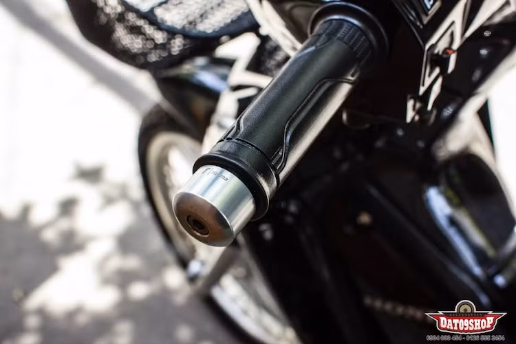 Ở phía trên tay lái, chiếc Future Neo cũng gần như hoàn toàn nguyên bản khi người chơi xe chỉ trang bị một số điểm nhấn nhẹ nhàng hai bên tay lái gồm cùm Rizoma và bao tay của Honda SH.