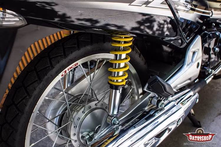 Trong khi đó, hệ thống phanh sau của xe vẫn được giữ nguyên bản với phanh đùm. Tuy nhiên, cặp phuộc của Future Neo đã nhường chỗ cho phuộc Wave Nice Thái Lan với lò xo màu vàng bắt mắt hơn.