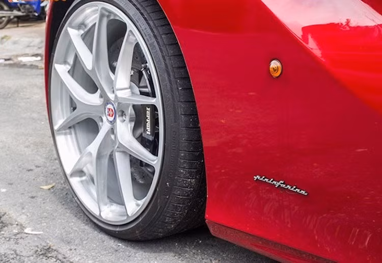 Chiếc siêu xe F12Berlinetta của đại gia Cường Đô La là chiếc thứ 5 thuộc dòng này được nhập về Việt Nam. So với những chiếc F12Berlinetta khác tại Việt Nam, nó có điểm đặc biệt là được độ sẵn bộ mâm HRE R101 được tiện CNC nguyên khối từ hợp kim nhôm siêu nhẹ, với đường kính lên tới 22 inch.