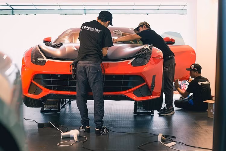 Vốn có màu đỏ Rosso Corsa truyền thống của Ferrari, tuy nhiên sau khi "về tay" Cường Đô La, anh đã dán lại chiếc xe thành gam màu đen nhám mạnh mẽ hơn. Bên cạnh đó, bộ mâm HRE của xe cũng đã được đổi màu đen bóng.