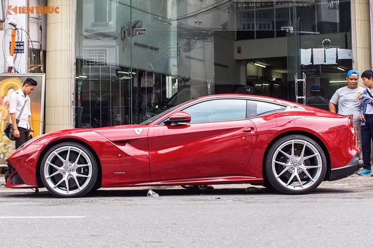 Ra mắt lần đầu tại triển lãm Geneva 2012, Ferrari F12Berlinetta là chiếc siêu xe du lịch sang trọng (GT) mới nhất của hãng, và thay thế cho dòng 599 GTB Fiorano trước đó. F12Berlinetta từng là siêu xe hàng đầu của Ferrari trước khi bị "soán ngôi" bởi F12tdf, LaFerrari và nay được thay thế bởi 812 Superfast.