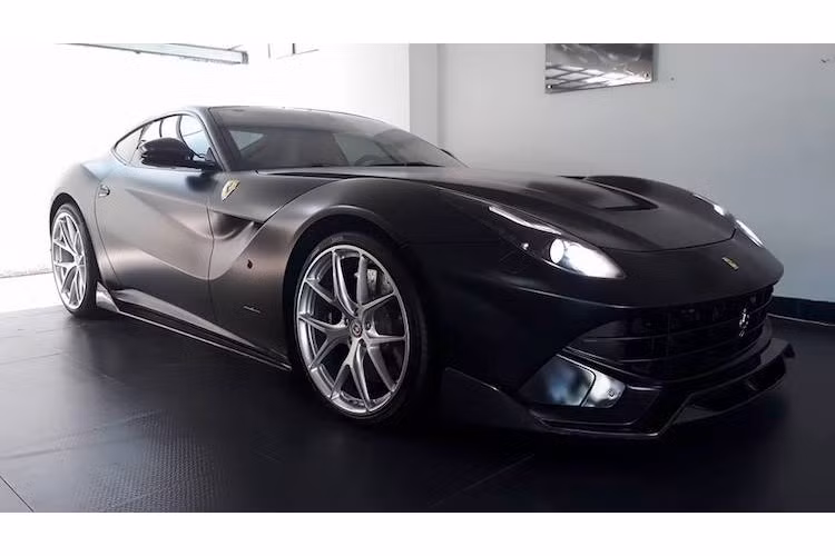 Là một trong những tay chơi siêu xe nổi tiếng nhất tại Việt Nam, doanh nhân Nguyễn Quốc Cường hay còn được biết đến với biệt danh Cường "Đô La" đã từng sở hữu nhiều siêu xe đẳng cấp Thế giới. Vào năm ngoái, anh đã bổ sung vào bộ sưu tập của mình chiếc siêu xe Ferrari F12Berlinetta đẳng cấp.