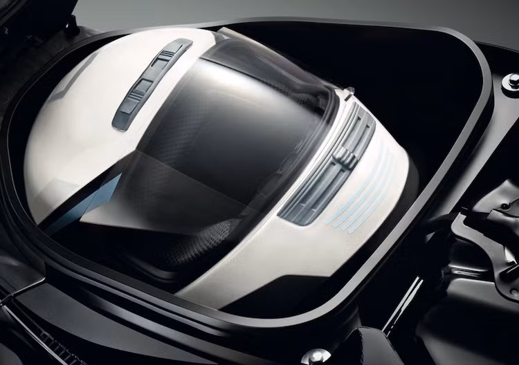 Mức tiêu thụ nhiên liệu của chiếc xe đạt mức ấn tượng là nhờ vào hệ thống phun nhiên liệu điện tử PGM-FI và bình xăng 5,4l bên dưới yên xe. Khoang hành lý của chiếc xe cũng khá rộng khi có thể chứa được một mũ bảo hiểm cả hàm.