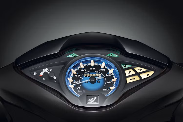 Mặt đồng hồ của Wave 125i có thiết kế giống Future 125, trong đó nổi bật nhất là đồng hồ tốc độ với vòng sáng xanh cùng các vạch số cũng được chiếu sáng, đem tới ánh sáng đẹp mắt và dễ quan sát hơn trong đêm. Hai bên là cụm đèn báo số và đồng hồ báo xăng.