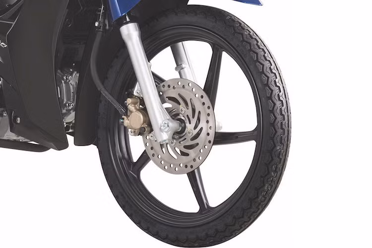 Cả 2 phiên bản Wave 125i 2017 bán ở Malaysia đều được trang bị phanh đĩa trước và cặp mâm 5 cánh xoắn thể thao. Tuy nhiên, phiên bản cao cấp hơn của xe còn có thêm hệ thống phanh đĩa sau. So với phiên bản thường, bản 2 phanh đĩa nặng hơn 2 kg.