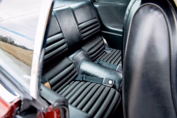 Ra mắt từ năm 1969 nên chiếc xe chỉ có những trang bị đơn giản như điều hòa không khí chỉnh tay, đầu băng cassette, radio AM, các cửa kính quay tay... Thậm chí những chiếc dây an toàn trong xe vẫn là loại thắt ngang eo thay vì dây 3 điểm như những chiếc xe hiện đại.