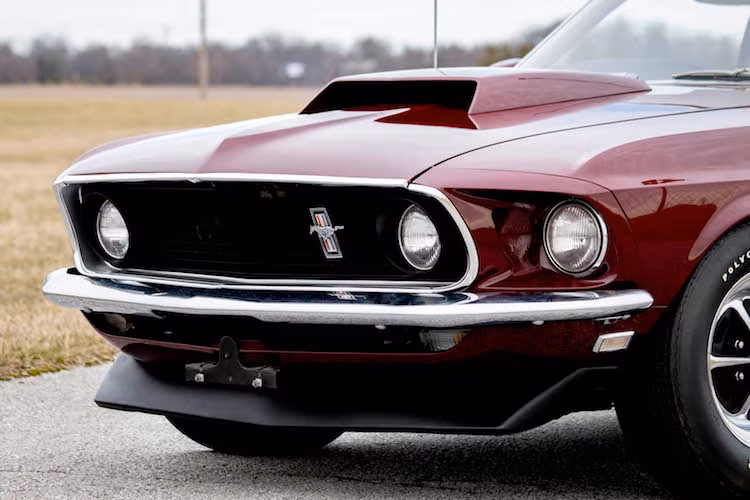 Kết hợp với động cơ là hộp số sàn 4 cấp và hệ dẫn động cầu sau với vi sai có tỷ số truyền 3.91. Theo Ford, công suất tối đa mà Mustang Boss 429 đạt được là 375 mã lực và mô-men xoắn cực đại 610 Nm. Tuy nhiên theo những người chơi xe, công suất thực của động cơ này lên tới hơn 500 mã lực - một con số "khổng lồ" vào thập niên 70.