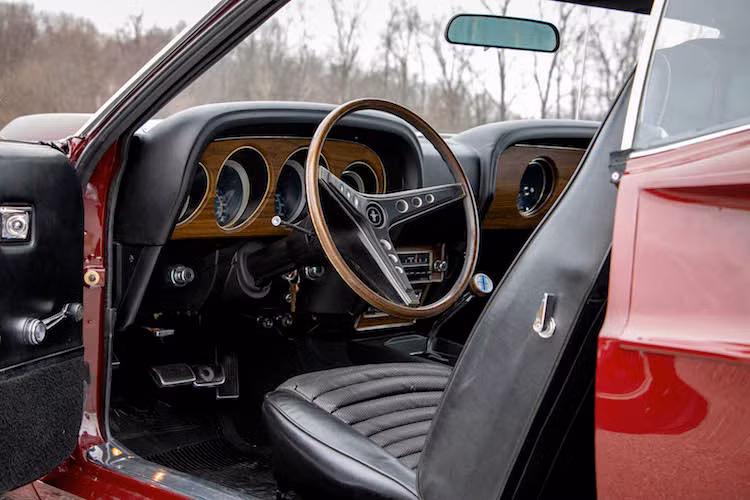 Ở bên trong nội thất của Mustang Boss 429 mang đậm phong cách của một chiếc Mustang thế hệ đầu tiên với bảng táp-lô chia thành 2 phần nổi đối xứng nhau, các chi tiết trang trí ốp gỗ và bọc da hoàn toàn.