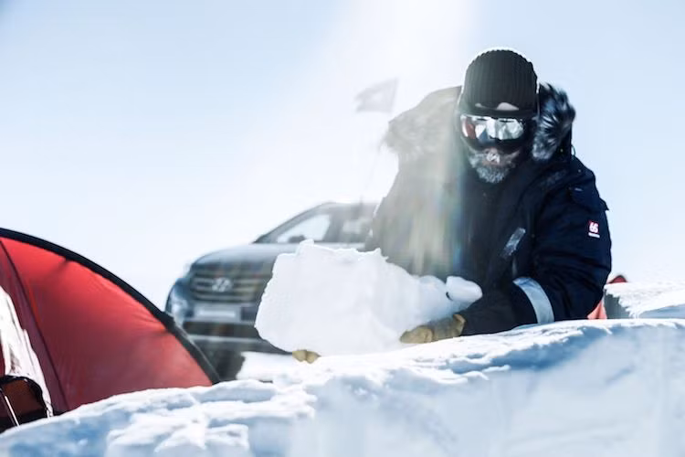 Trong 30 ngày, Bergel đã lái chiếc SantaFe vượt qua 5793,64 km. Trên hành trình, anh đã phải liên tục tìm đường vượt qua các tảng băng trôi. Do tháng 12 đang là mùa hè ở Nam Cực nên nhiệt độ thấp nhất đo được ở hành trình "chỉ" là âm 28 độ. Vận tốc trung bình của chiếc xe là 30 km/h trên mặt tuyết dày hàng chục mét.