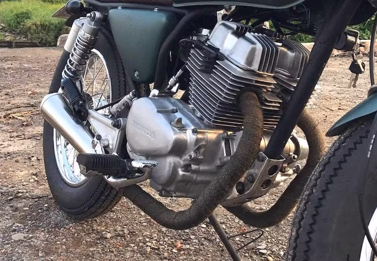 Khối động cơ 233 cc SOHC 2 xi-lanh của xe được phục chế lại như mới và có bưởng máy được đánh bóng. Ở dạng nguyên bản, động cơ này cho công suất tối đa 18,5 mã lực và mô-men xoắn cực đại 18,6 Nm, giúp chiếc xe có thể đạt tốc độ tối đa khoảng 120 km/h. Khí thải của động cơ được dẫn qua cặp pô "quả chùy" chế tạo thủ công đối xứng hai bên thân xe.