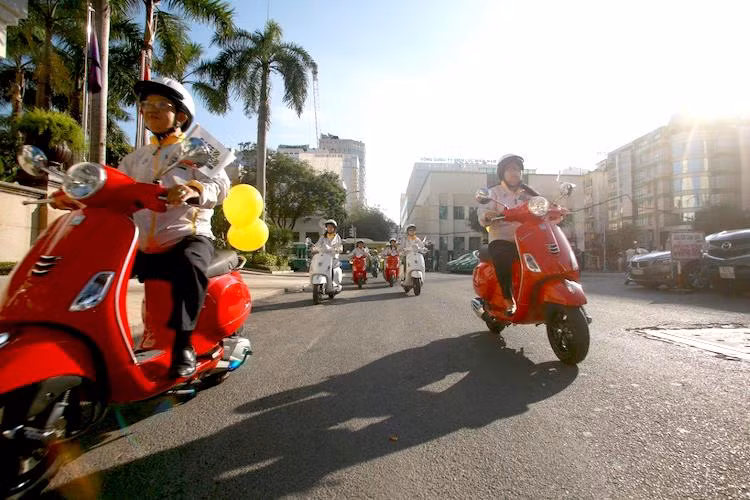 Bên cạnh Vespa Sprint và Vespa Primavera, mẫu xe "bình cũ rượu mới" Vespa LX iGet 2017 vừa ra mắt cách đây ít lâu cũng xuất hiện trong đoàn diễu hành. Sở hữu thiết kế gần như y hệt chiếc LX đời cũ quen thuộc, LX 2017 có giá 68 triệu cũng sở hữu động cơ xi-lanh đơn SOHC i-Get 3 van thế hệ mới từ Vespa Primavera, đạt công suất 7,6 kW/10,2 Nm.