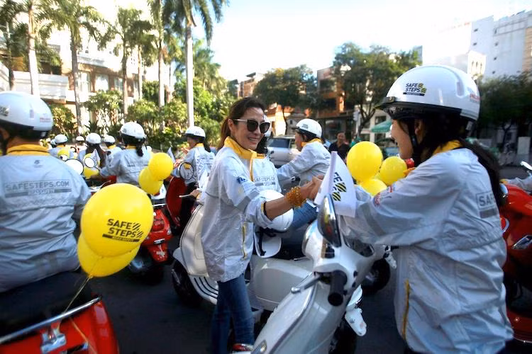 Tại TP HCM, ngôi sao điện ảnh Châu Á Dương Tử Quỳnh đã cùng 1.500 sinh viên đã tham gia lễ khởi động chiến dịch Safe Steps - Các bước an toàn đường bộ tại Nhà văn hóa Thanh niên TP HCM.