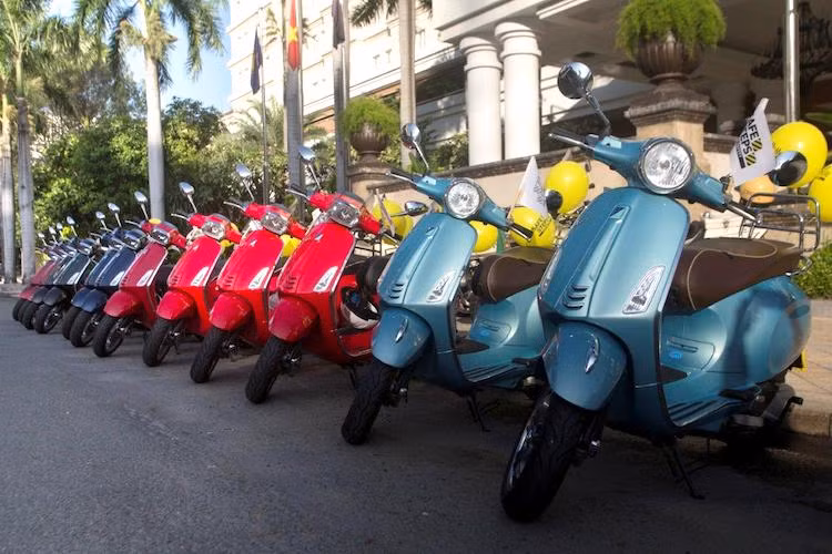 Trong khi đó, chiếc Vespa Primavera có thân xe y hệt như Sprint, nhưng sở hữu phần đầu nữ tính hơn. Ra đời trước Sprint, cả Primavera và Sprint đều được nâng cấp vào năm 2016 với động cơ iGET mới và tùy chọn phiên bản có phanh trước ABS. Vespa Primavera 125cc mới có phiên bản thường và phiên bản ABS giá bán lần lượt là 69,9 triệu và 73,5 triệu đồng; trong khi Vespa Sprint 125cc ABS mới sẽ có giá bán 74,5 triệu đồng.