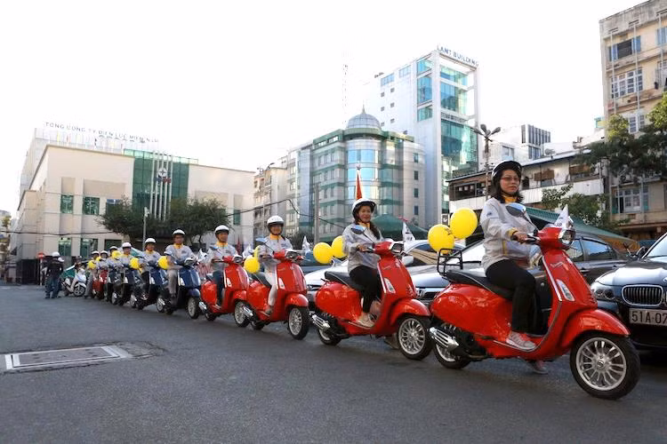 Ước tính đã có khoảng hơn 20 chiếc Vespa thuộc các dòng LX, Primavera và Sprint với đủ màu sắc khác nhau tham gia buổi diễu hành. Đoàn xe tay ga xếp thành hàng ngay ngắn "rồng rắn" vòng qua các con phố Sài Gòn đã thu hút sự chú ý của những người dân ngoài đường.