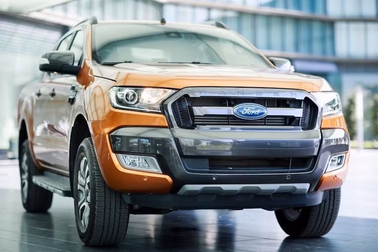 Dòng xe bán tải có doanh số tốt nhất Việt Nam là Ford Ranger cũng được triệu hồi vào tháng 1/2017 do lò xo lò xo khóa ngậm gập lưng ghế sau có thể bị gãy, khiến lưng ghế không được khóa cố định vào vị trí thẳng đứng. Đợt triệu hồi này ảnh hưởng tới tổng cộng 14.896 chiếc xe nhập khẩu chính hãng, có thời gian sản xuất từ 30/11/2012 đến 28/10/2015 tại nhà máy Ford ở Rayong, Thái Lan.