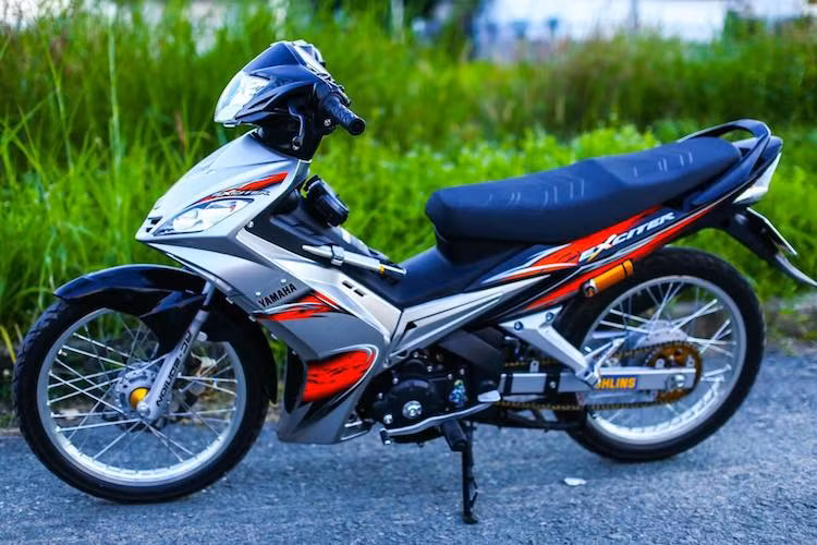 Sau khi những bản độ Exciter 150 đã xuất hiện với tần suất "dày đặc" trong 2 năm qua, những người chơi xe ở Việt Nam gần đây lại tìm về phiên bản Yamaha Exciter 135 thuộc thế hệ đầu tiên, đã ra mắt từ khoảng 13 năm trước. Dù không có nhiều "đồ chơi khủng", nhưng một biker Sài Gòn đã "dọn" lại chiếc Exciter 135 của mình một cách đơn giản nhưng tinh tế với một số phụ tùng quen thuộc với dân chơi xe.
